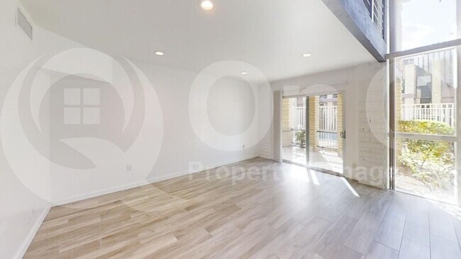 Foto del edificio - 6925 E 4th St