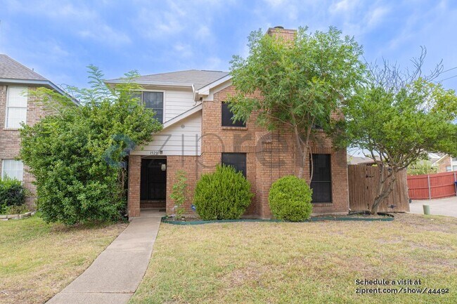 Building Photo - 1929 Pinecrest Dr