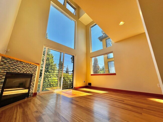 Foto del edificio - Three-Level Loft-Style 2BR | 3BA with Priv...