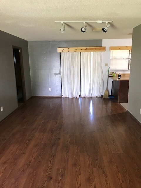 Building Photo - 202 Village Ln