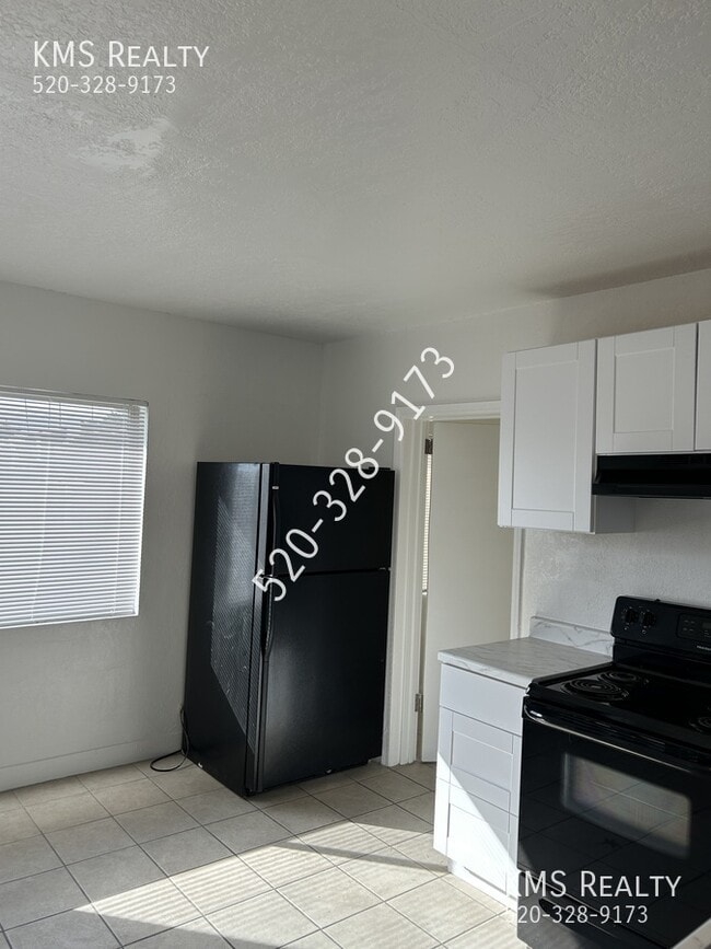 Building Photo - 757 E Pastime Rd