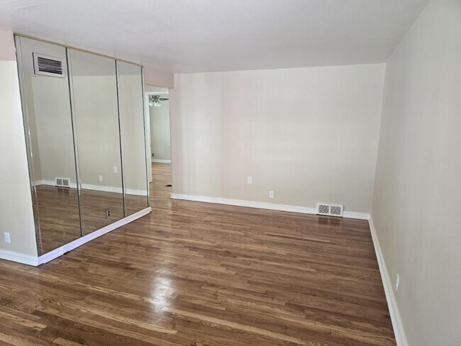 Foto del edificio - UPDATED 2 Bed 1 Bath  Home with Finished Lower Level & Spacious Backyard in Normandy School District