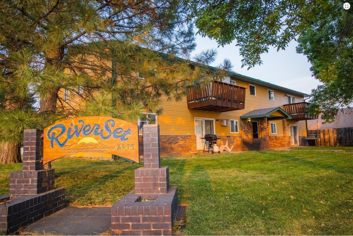Primary Photo - Riverset Apartments