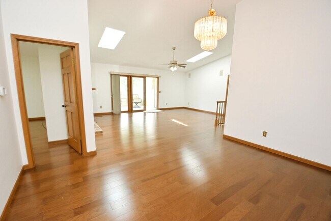 Foto del edificio - Waterfront Condo in Penn Schools District, 4 bedroom, 3 full baths!