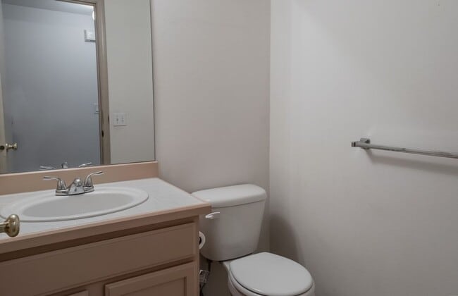 Building Photo - Beautiful home in private cul-de-sac on Gl...