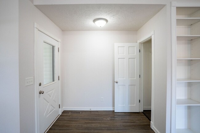 Building Photo - 3 Bedroom Home in East Springfield