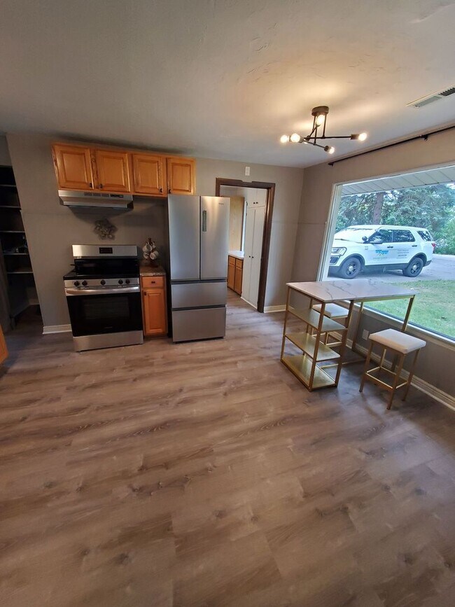 Building Photo - 3 Bed plus den Single Family