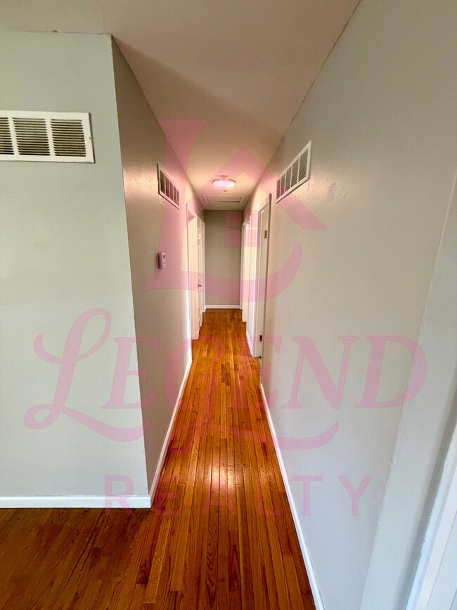 Foto del edificio - Spacious 4-Bedroom Home with Private Primary Suite & Hardwood Floors!