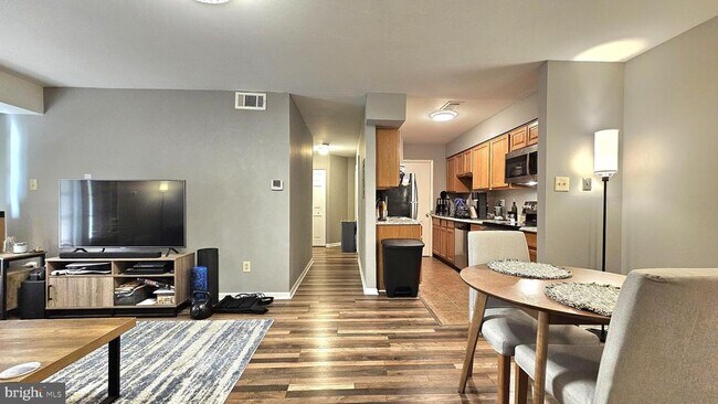 Foto del edificio - 5802 Torington Dr