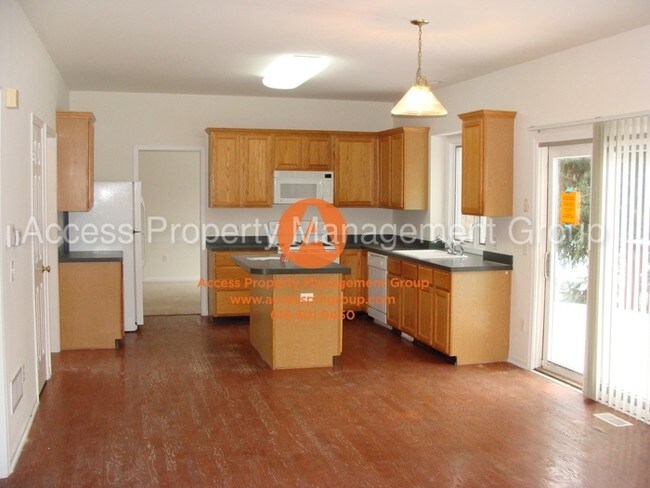 Foto del edificio - 4 Bed Home in Forest Hills Northern