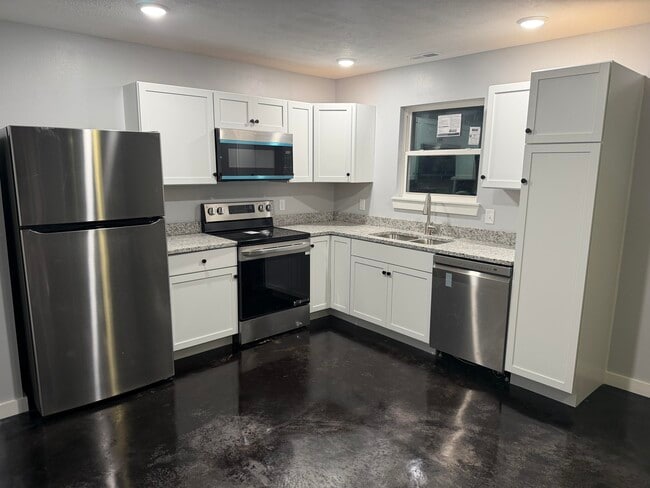 Building Photo - 301 W Sunrise St