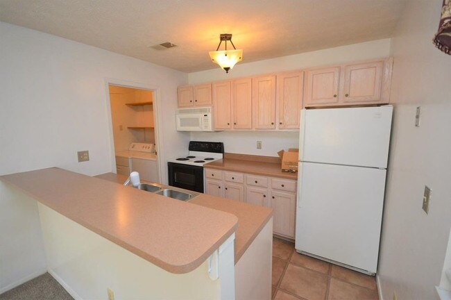 Building Photo - Crescent Meadows Condo