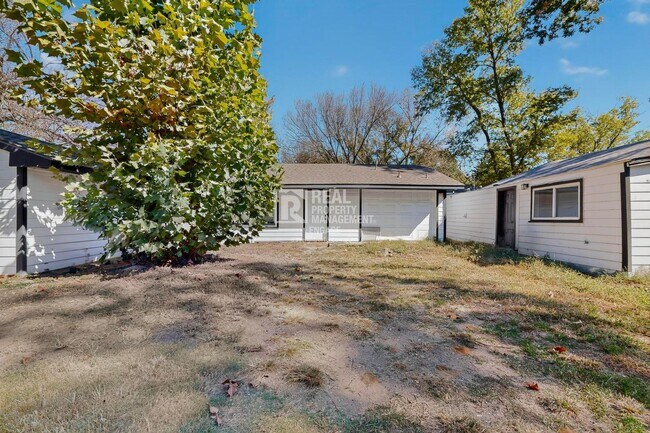 Foto del edificio - 631 W Baker St