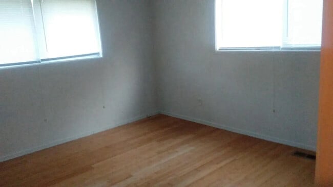 Building Photo - 3351 N Kinser Pike