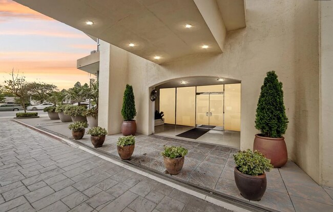 Foto del edificio - Spacious & Bright 1BR/1BA Condo with Parking in Cathedral Hill