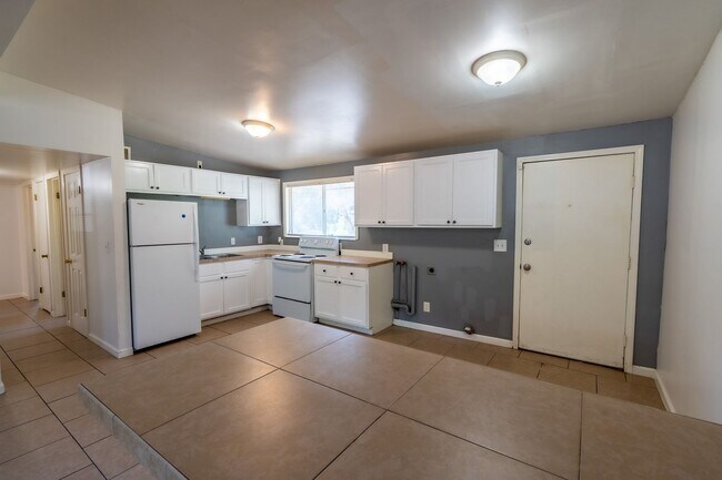 Building Photo - 3 Bed 1 Bath in Tulsa!