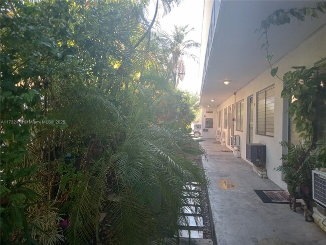 Foto del edificio - 8132 Harding Ave