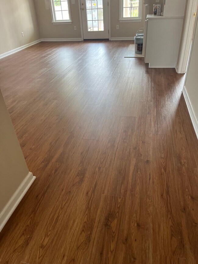 Foto del edificio - Beautifully Updated 4 Bedroom Home in Crozet – New Flooring & Cozy Gas Fireplace!