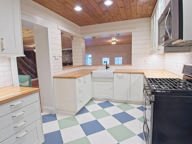 Building Photo - 821 Brett St S