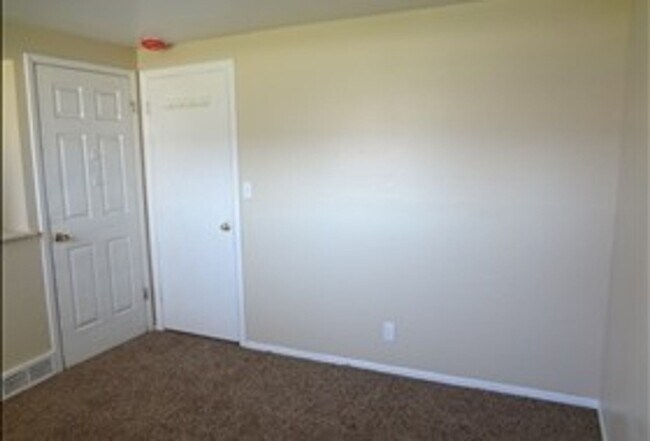 Foto del edificio - Large 4 Bed 2 Bath with Extra Large 2 Car ...