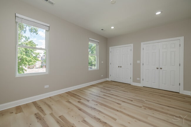 Building Photo - 717 N Parkside Ave