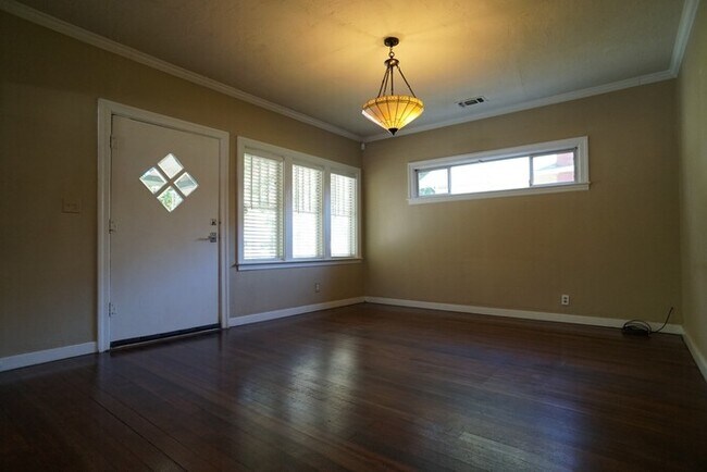 Foto del edificio - Rare 3 bedroom, 2 full bathrooms in the de...