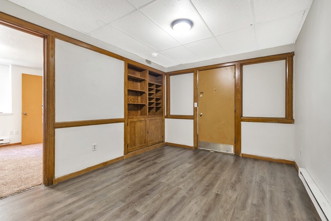 Building Photo - Creekside Apartments (Olivet HS, LLC)