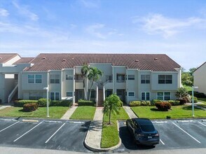 Building Photo - 5900 Bahia Del Mar Cir N