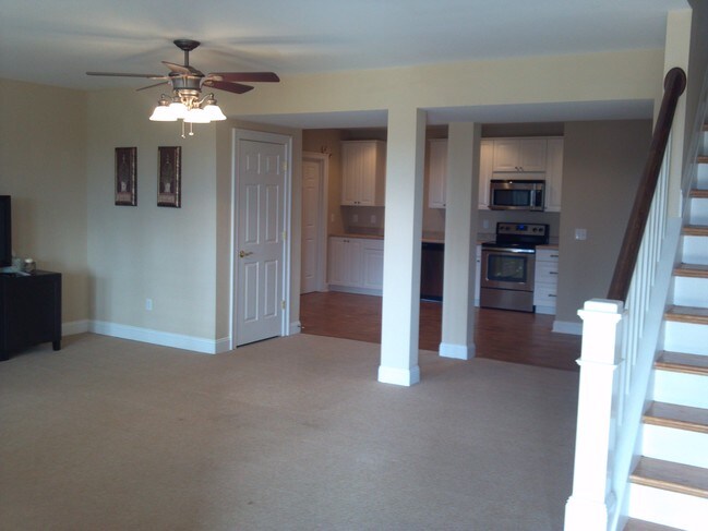 Sala de estar - 1812 Locust Shade Ct