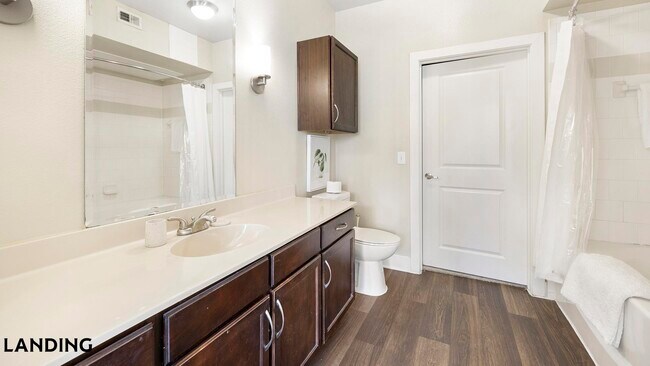 Foto del edificio - 7373 Valley View Ln