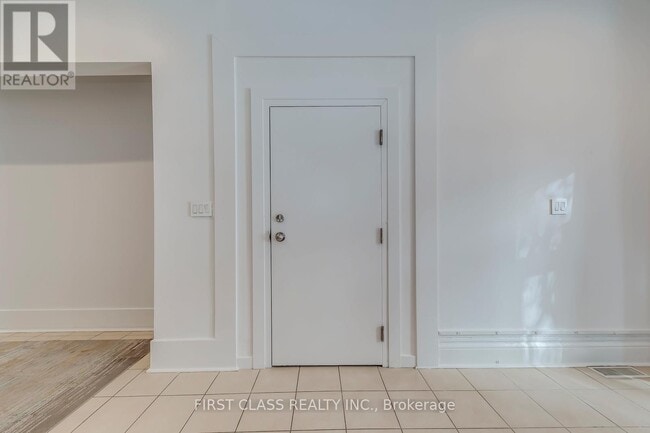 Building Photo - 392 Parliament St