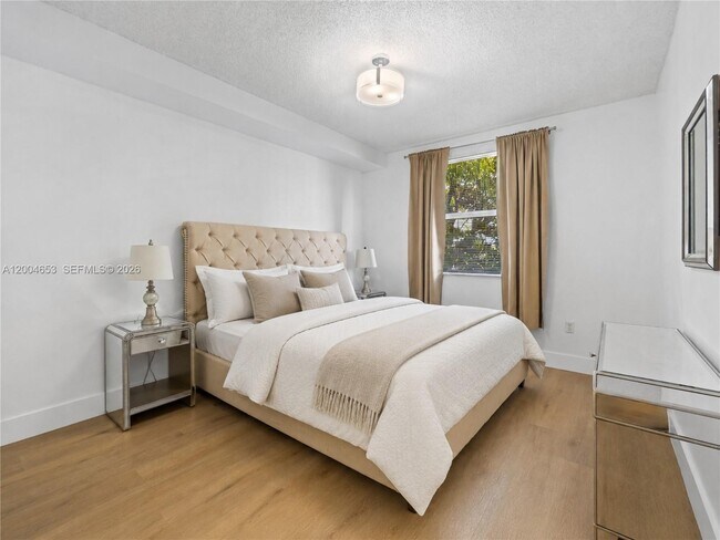 Foto del edificio - 17145 N Bay Rd