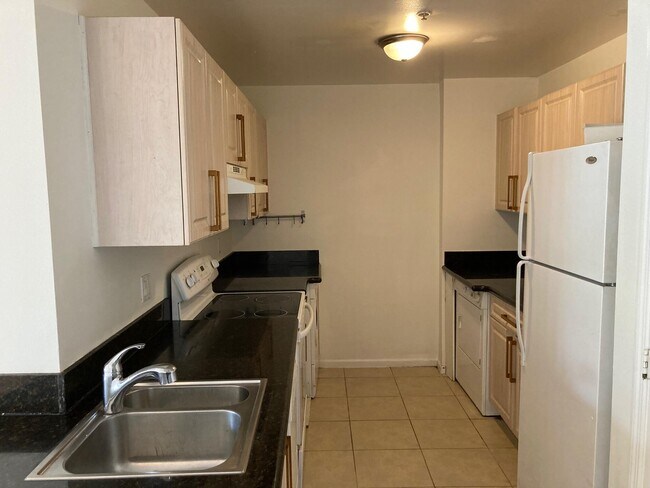 Building Photo - 2080 Greenview Shores Blvd