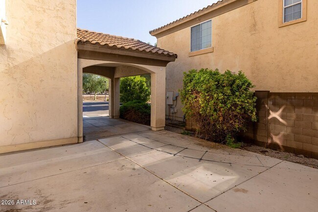 Building Photo - 2051 E Carla Vista Dr