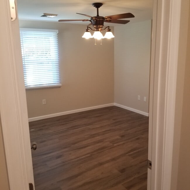 Building Photo - 6401 Salem Park Cir