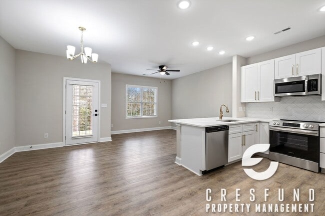 Foto del edificio - Luxury New 3BR Townhomes | Garage + Pool | 7 min to Fort Bragg