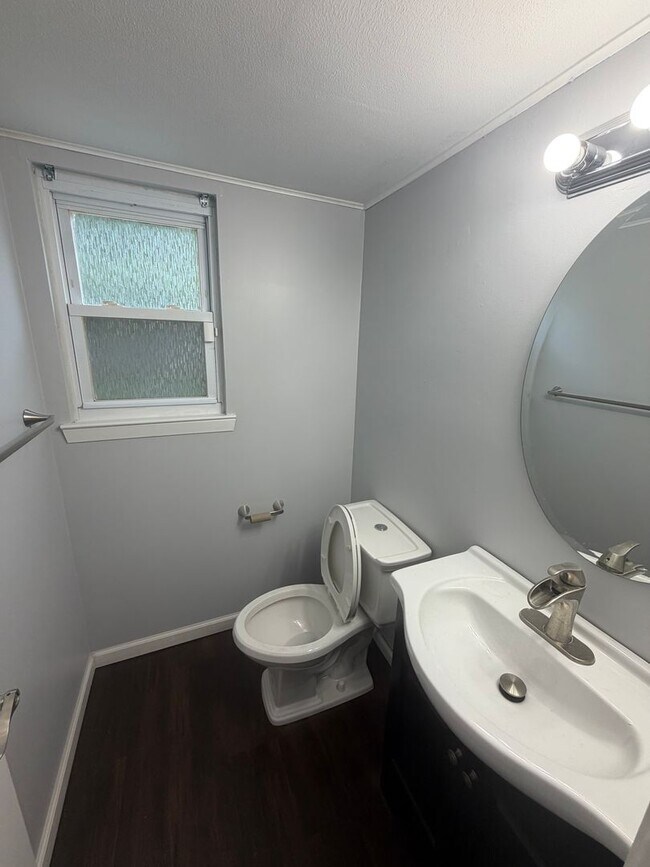 Foto del edificio - Renovated 3BR Split-Level on a Spacious Corner Lot with Garage in Toms River