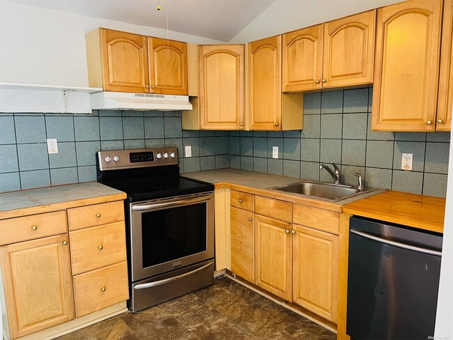 Building Photo - 559 Taylor Ave