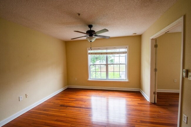 Building Photo - Beautiful 2/1.5 Condo with a Den! Availabl...