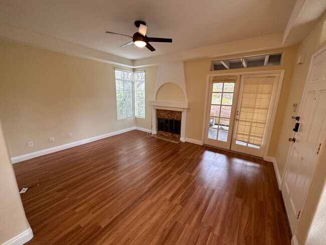 Foto del edificio - Beautiful 2 Bedroom/2 Bath Condo Close to ...