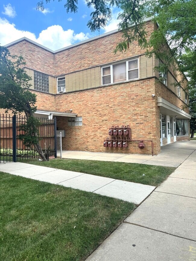Foto del edificio - 5716 W Lawrence Ave
