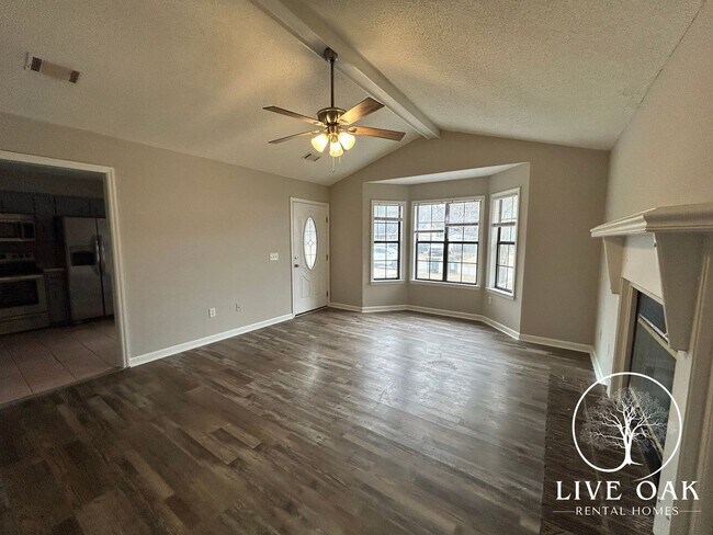 Foto del edificio - MOVE-IN SPECIAL: $500 OFF 1st MONTH'S RENT!**