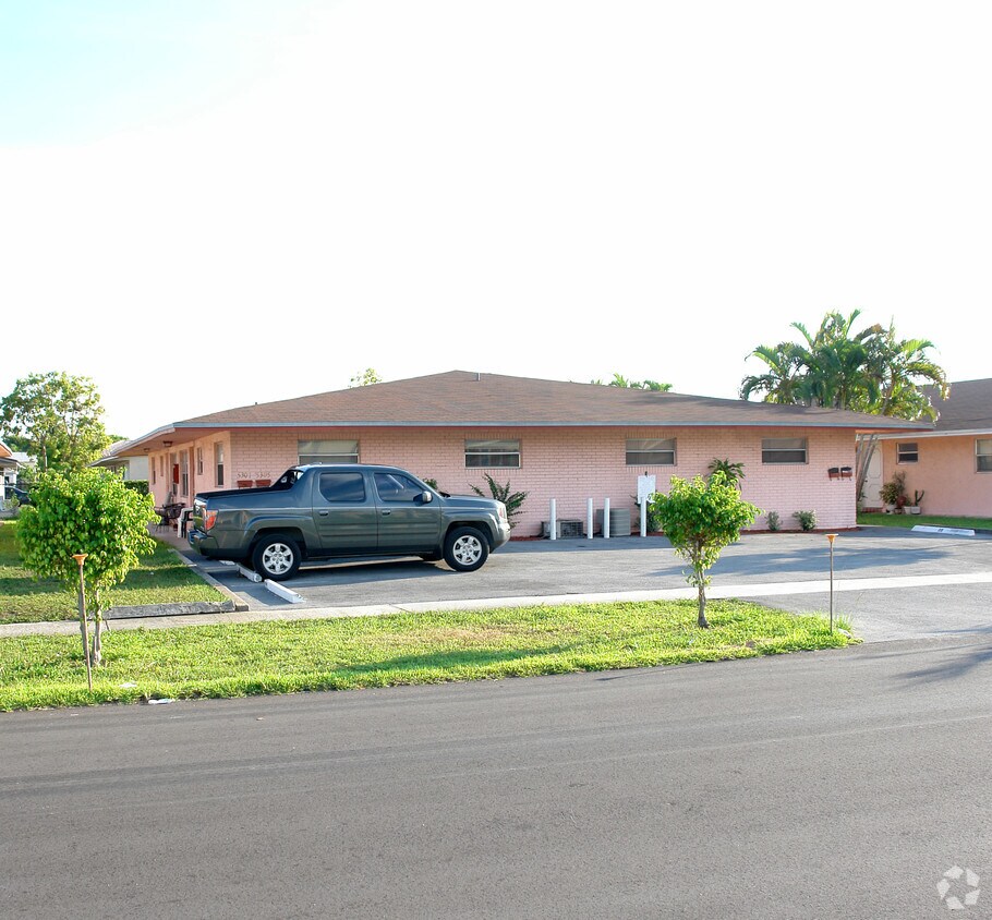 Foto principal - 5301 NW 21st Ct