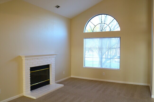 Building Photo - Stunning 3bed, 2.5 bath rent ready home !!
