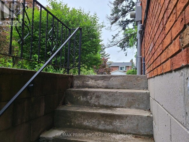 Building Photo - 22 Oakhurst Dr