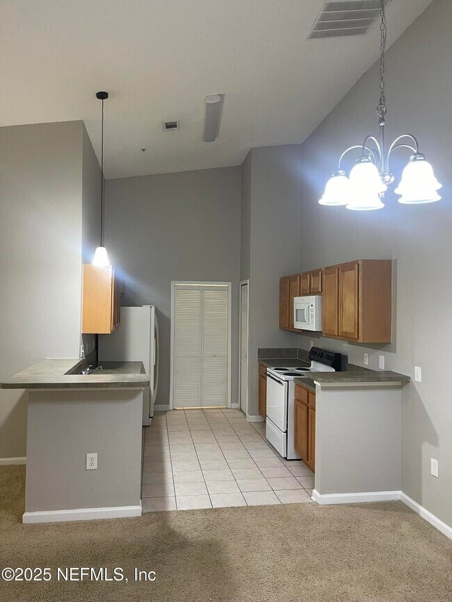 Foto del edificio - 7920 Merrill Rd