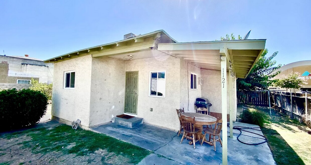 Primary Photo - Single-family home with month to month lea...