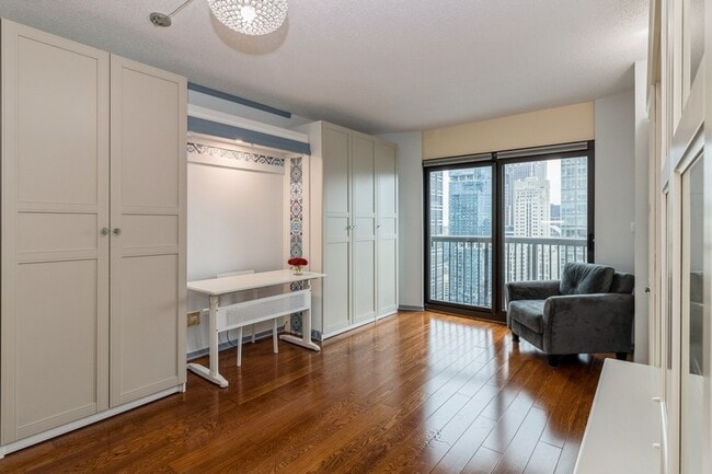 Building Photo - 400 N La Salle Dr