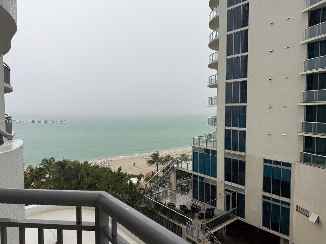 Foto principal - 17375 Collins Ave