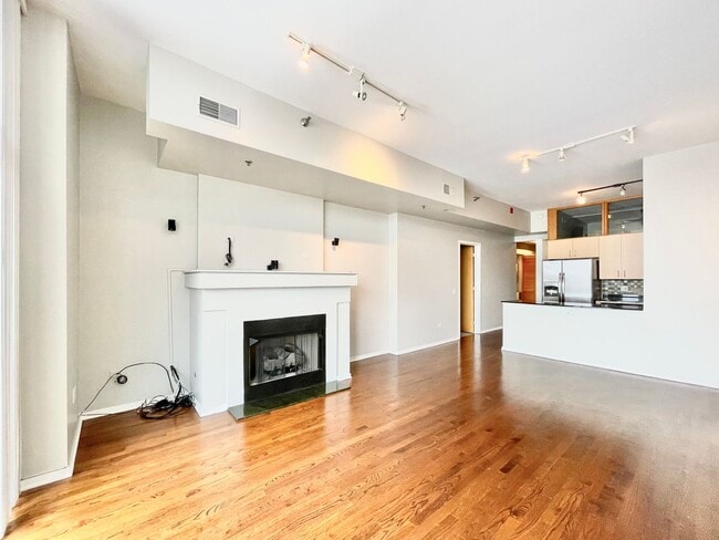 Building Photo - Stunning 2bed/2bath condo in West Loop!